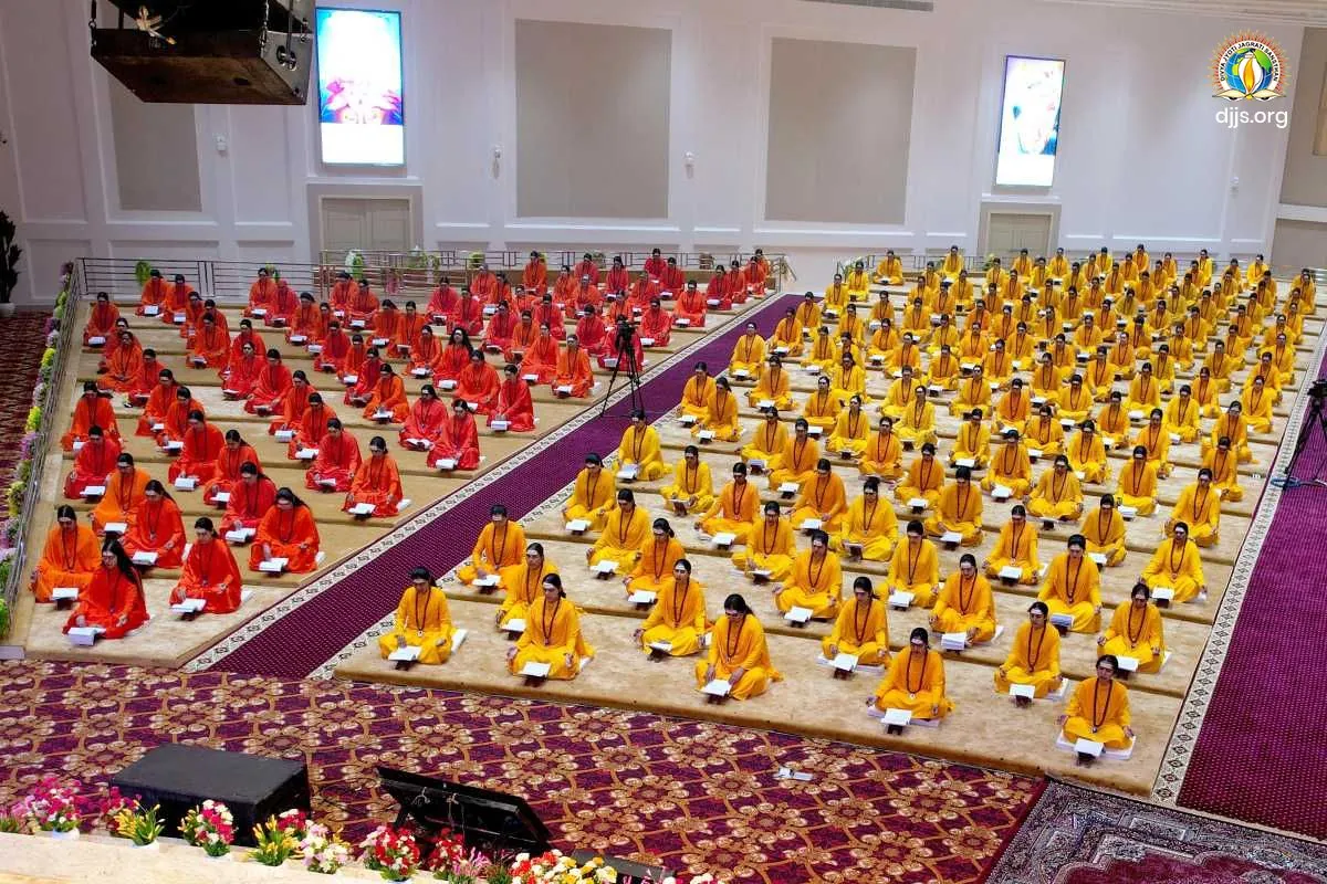 The hall of Divya Darshan Bhawan filled with disciples in rows during Arpan Utsav 2023